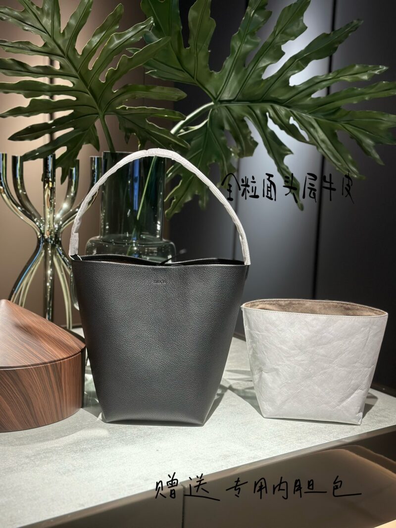 1b86991f13.jpg Bucket Bag ? Gift inner bag G7155 # p375
Liu Yifei, Ni Ni, Dong Jie, Naza, Yang Mi
Waiting for many female celebrities to wear the same bucket bag as the old forward bucket bag, medium size full grain top layer cowhide
The favorite of minimalism, w...