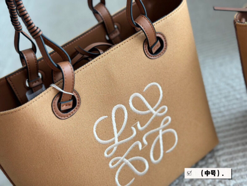 1b89da8f6c.jpg 220 without box
Size: 23 * 22cm (small)
27 * 24cm (medium)
Loewe canvas shopping bag ?
A bag that is easy to pack in physical form
Recently, I have been carrying my back while traveling
Brown leather with rice white canvas, durable and textured
Its...