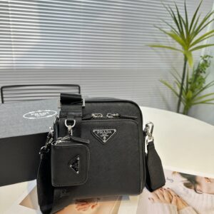 2VH 168 PVC leather
This shoulder bag is made of Saffiano Taiwanese fabric, with simple lines that highlight a striking style. The iconic Saffiano leather material is synonymous with luxury and a symbol of identity for traditional Italian leather man...