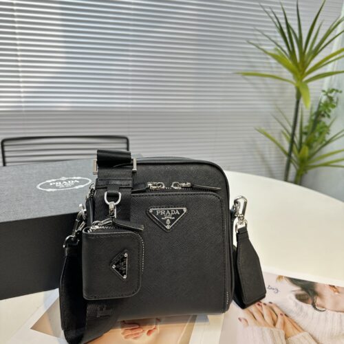 2VH 168 PVC leather
This shoulder bag is made of Saffiano Taiwanese fabric, with simple lines that highlight a striking style. The iconic Saffiano leather material is synonymous with luxury and a symbol of identity for traditional Italian leather man...
