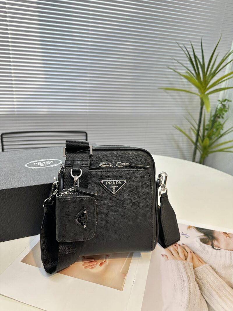 2VH 168 PVC leather
This shoulder bag is made of Saffiano Taiwanese fabric, with simple lines that highlight a striking style. The iconic Saffiano leather material is synonymous with luxury and a symbol of identity for traditional Italian leather man...