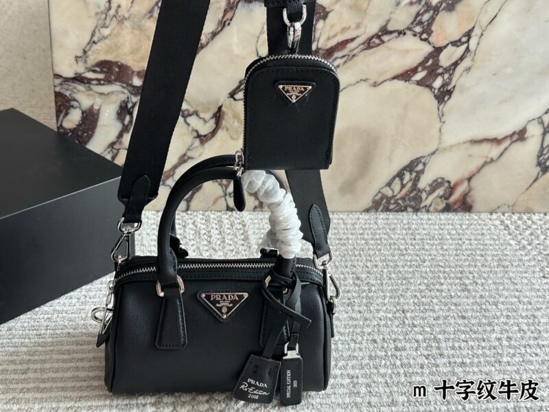 1b9c48c646.jpg 290 pairs of folding box cowhide
size:21*11cm
Prad Boston Pillow Bag
Parachute fabric
The bottom and handle are made of cross patterned leather
Three dimensional, stylish, lightweight, and casual
Equipped with a zero wallet!
A super good item!