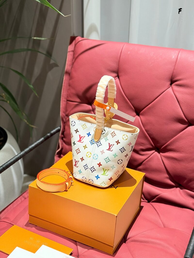 1bbd428f0b.jpg Can't put it down, white tri colored vegetable basket, water bucket bag
The only item that can be reserved is still my personal favorite
You can carry it both on one shoulder and crossbody!
How can it really look so beautiful, with a drop of white tr...