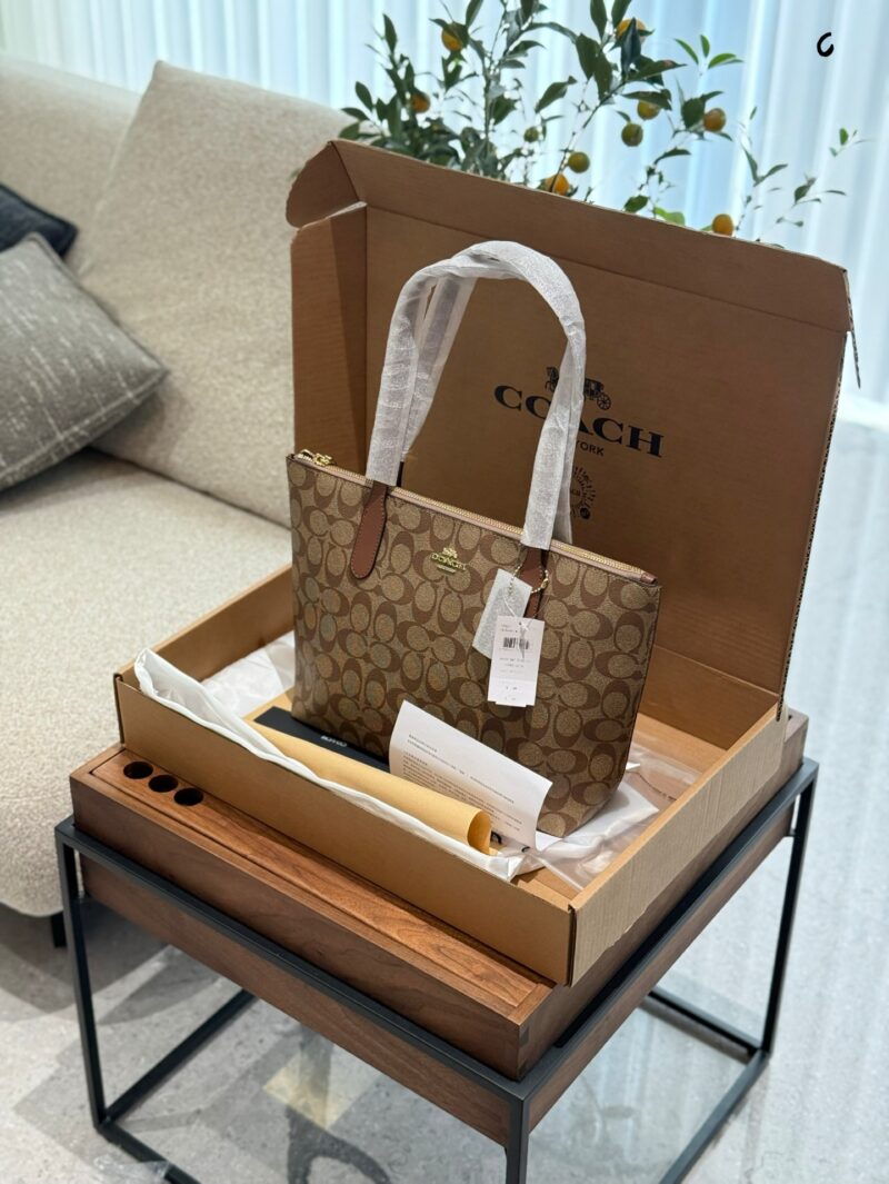 Coach Coach Tote P190
It's hard to find. The logo tote bag shopping bag has a zipper on the top and is of medium to large size, with a height of approximately 29cm at the bottom and 38cm at the top, making it a perfect bag shape and size. Classic ver...