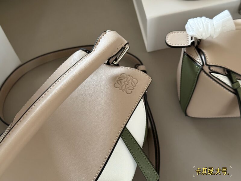 1be8130980.jpg 225 255 box
Size: 18 * 10cm (mini)
24 * 15cm (large size)
Loewe Geometry Package Puzzle
Truly cannot be missed,
?? Cowhide quality!
Completely hold on!
Puzzle khaki green color combination
Even high-level ones have to overflow