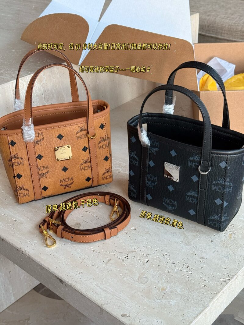 1bee1aad44.jpg 220 boxes
size:16*14cm
MCM | Vegetable Basket has a new size!!
Very cute and cute, a small one,
Mobile phone, tissue, key, lipstick, powder, etc
You can fit all the necessary items!
Very practical and versatile~
