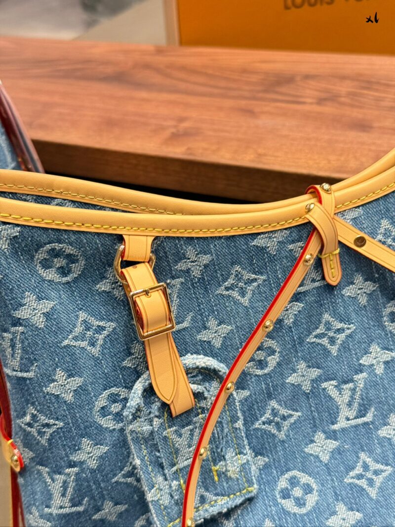 1bf83ec5e4.jpg 275290 Cowboy
This is simply my favorite bag!!
LV24 Limited Edition Denim Cowboy Carryall
Denim denim material is super lightweight and has a great concave shape
The vegetable tanned leather of the shoulder strap adopts this series of classic+rivet...