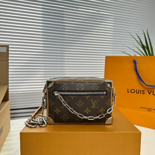 190 Upgraded Original M12767 Mini Soft Trunk Box Crossbody Bag This avant-garde accessory features a square and elegant design, with a chain that can hold the bag on the shoulder or like a hand. Detailed features: 18.5 x 13.0 x 8.0 cm (length x heigh...