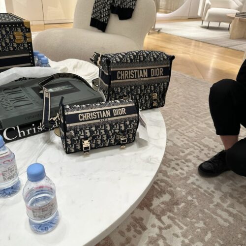 Dior Postman Bag,
Light weight, large capacity, can fit all daily needs
Oblique Jacquard Canvas Fabric is Versatile and Durable # Dior