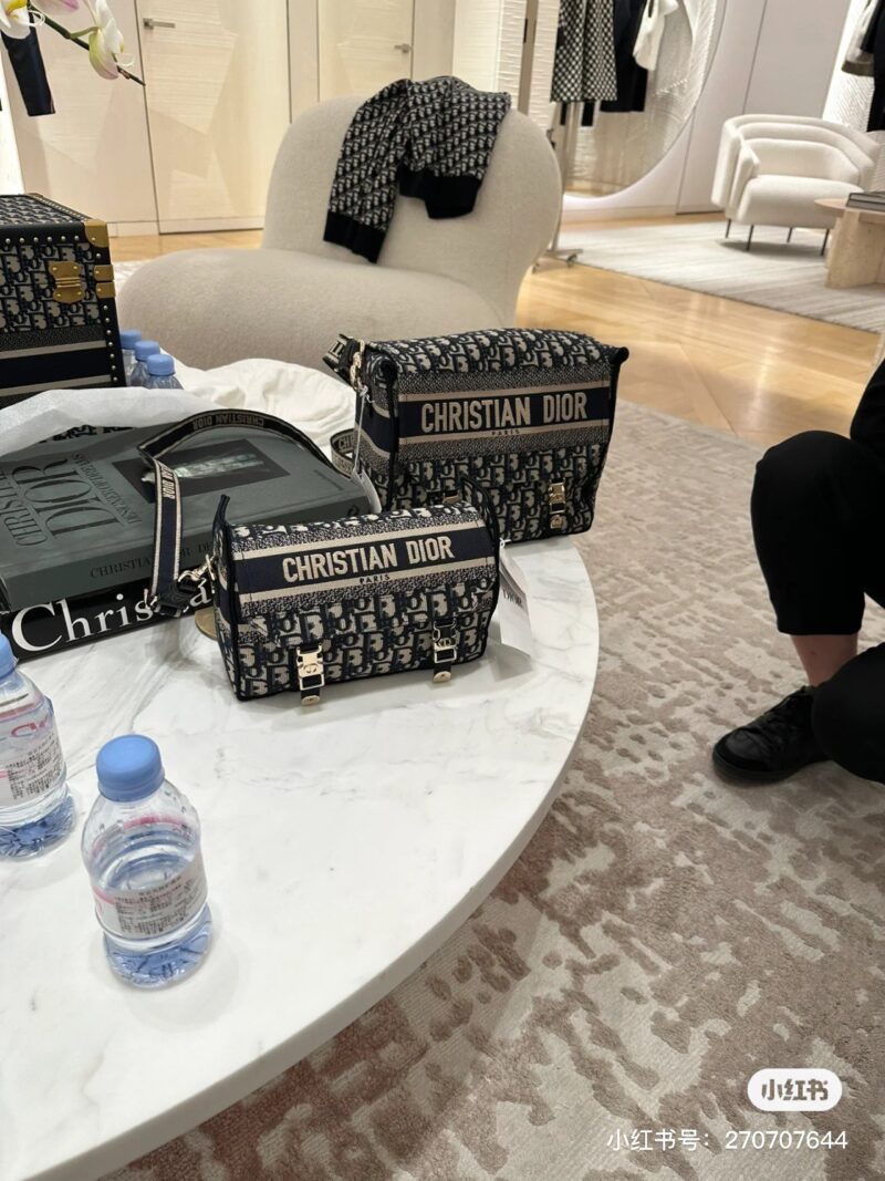 Dior Postman Bag,
Light weight, large capacity, can fit all daily needs
Oblique Jacquard Canvas Fabric is Versatile and Durable # Dior