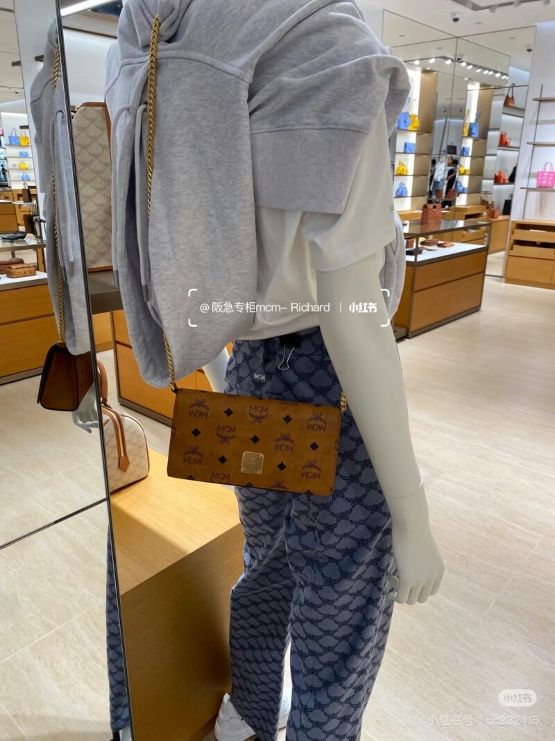 Can be worn on one shoulder, underarm, or crossbody!