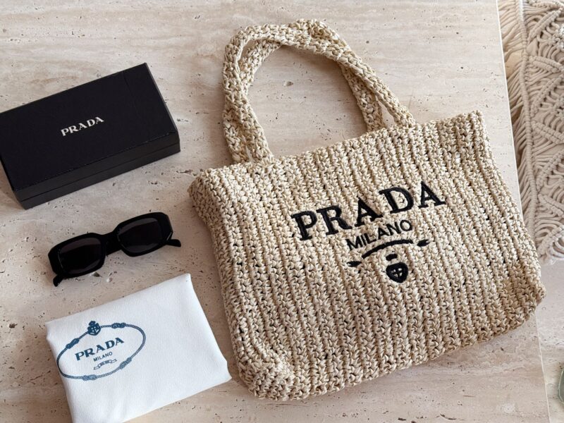 165 boxes
size：37*30cm
Prad. Vacation Lafite Grass Tote
I really want to go on vacation ??
Search for woven shopping bags ?