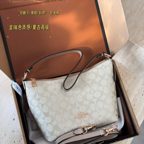 225 boxes
size：20*17cm
C Home | Zip Bag Dumpling Bun/Underarm Bun
Easy commuting to work
Zipper design with metallic texture and brand new logo
Can accommodate all daily needs
Hobo armpit