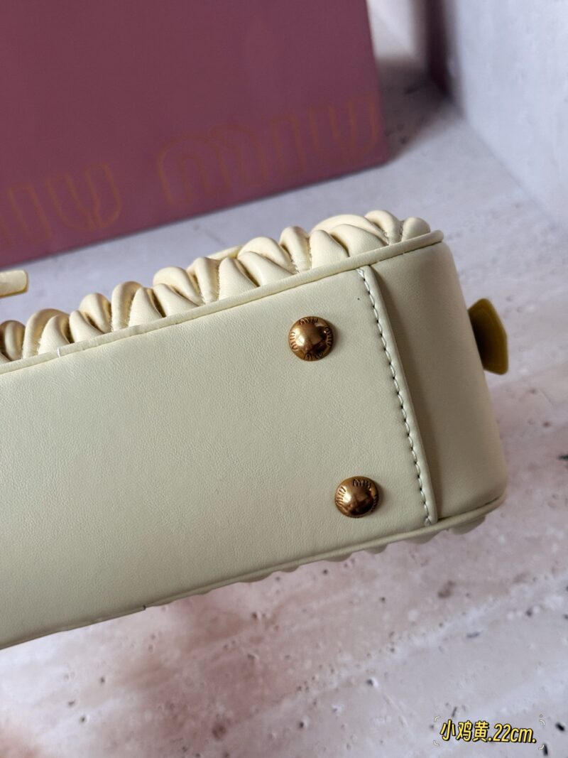 255 Upgraded Edition Box
size：22*11cm
New size of miumiu bowling ball ??
Summer New Chick Yellow
Milk shake yellow bag is super good
Summer colors~Comfortable
Can be carried by hand or slung diagonally
Full capacity~~
The appearance is Princess...