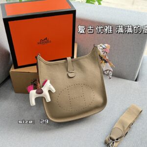 260 Complete Gift Box Set
size：29×30
Hermes Evelyne 29 III bag, Evelyne bag, single shoulder crossbody bag
Retro elegance and a sense of luxury
Moderately sized with a touching capacity
Both casual and formal attire can be easily controlled