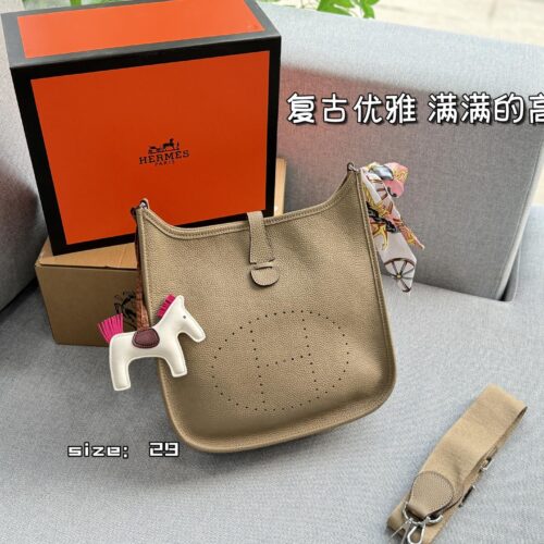 260 Complete Gift Box Set
size：29×30
Hermes Evelyne 29 III bag, Evelyne bag, single shoulder crossbody bag
Retro elegance and a sense of luxury
Moderately sized with a touching capacity
Both casual and formal attire can be easily controlled