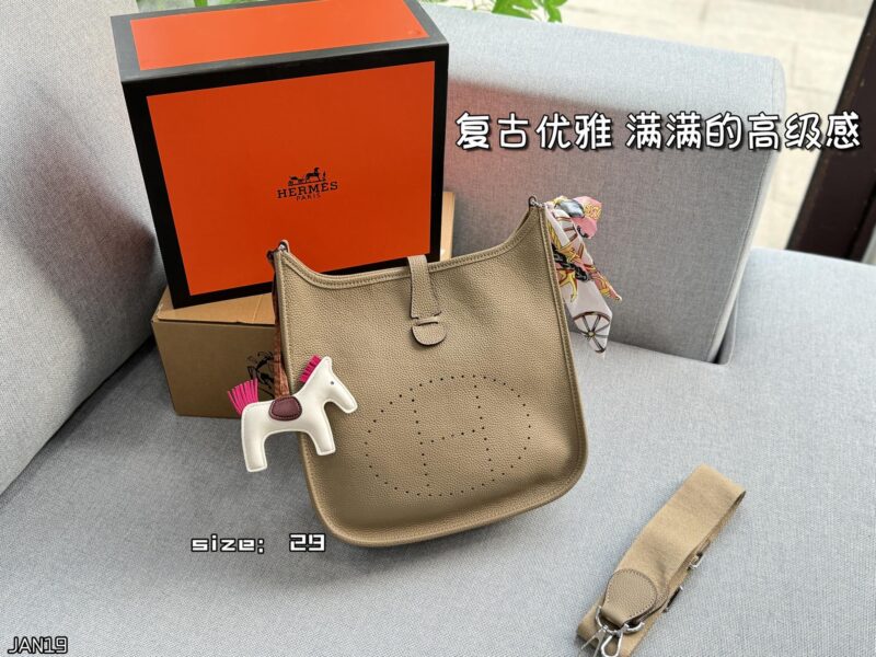 260 Complete Gift Box Set
size：29×30
Hermes Evelyne 29 III bag, Evelyne bag, single shoulder crossbody bag
Retro elegance and a sense of luxury
Moderately sized with a touching capacity
Both casual and formal attire can be easily controlled