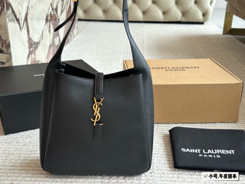 1c532fa065.jpg 235 cowhide
Complete packaging
size:24 20cm
YSL Rose Hobo Underarm Bag
The next hit is it!
Lightweight and full of fashion sense!
It's really a great back!!