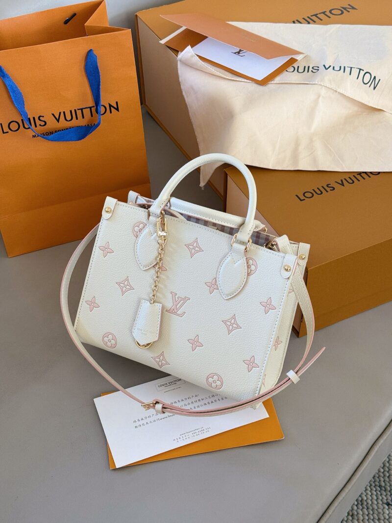 1c56b56569.jpg 240 with box 520
Size: 25 * 20cm (small)
Excellent quality, understand the goods ??
It's really too advanced!
New Light Milk Strawberry On the Go Tote Bag
Tote bags look really good~
Comes with a pendant that is perfect for little sweet girls to...