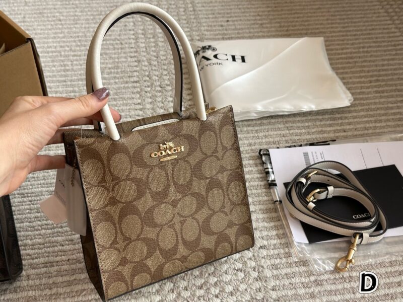 210 box
size：17*17cm
Sincerely recommend this one!
I've been carrying it out lately!
C Family Cally Music Album Pack
The shoulder strap can be disassembled
There are suction buckles inside
Practical and convenient