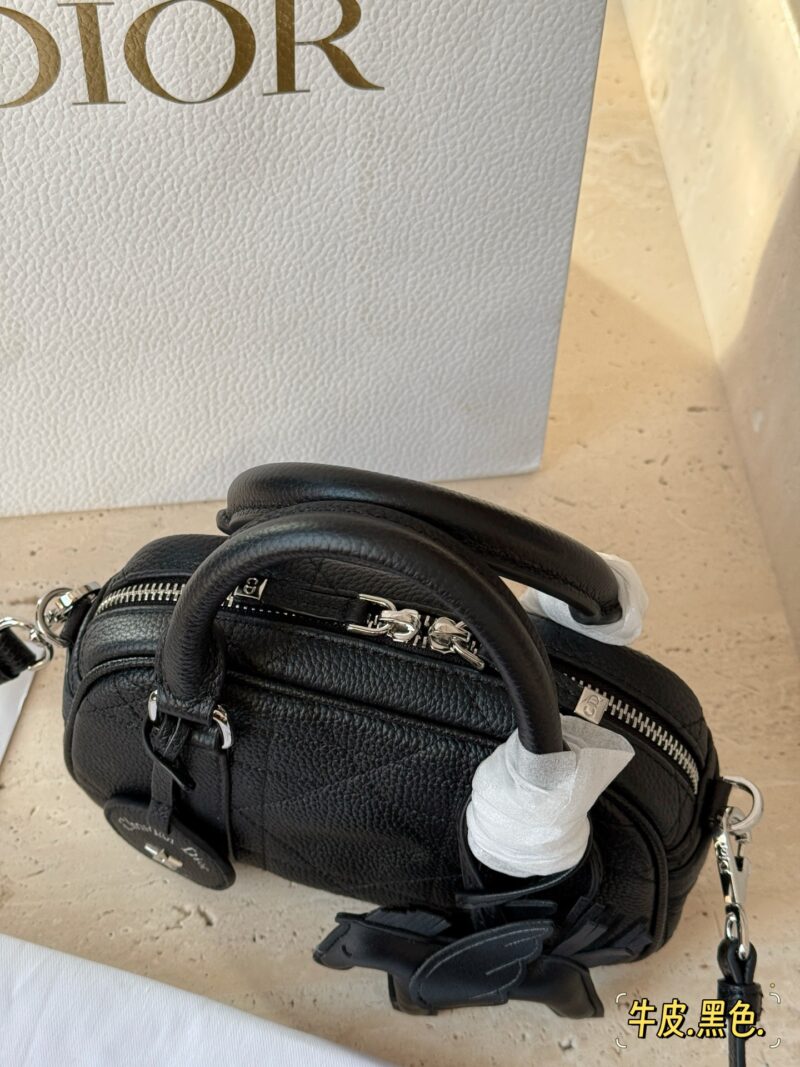 1c6aa983db.jpg 300 box cowhide
size:20*12cm
D Home VIBE | Pillow Bag
Don't think I'm young, but I'm very good at pretending!
Summer25 new SIZE bowling bag, really looks great!