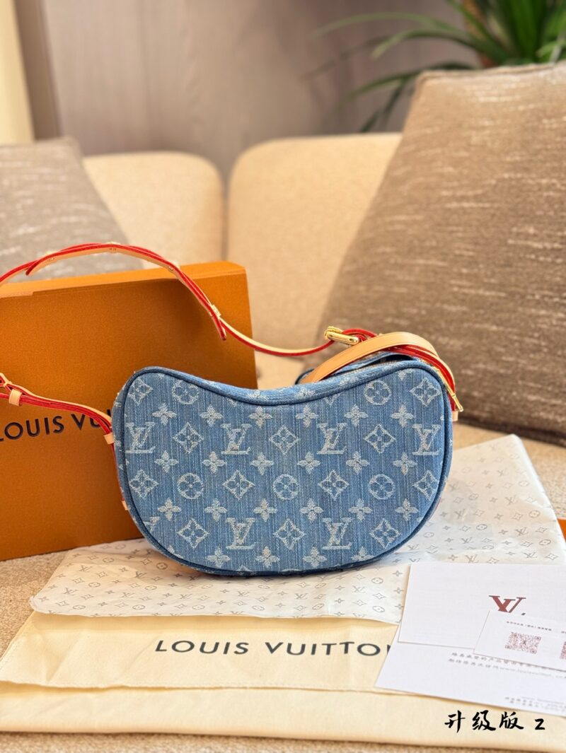 1c6fb4f8dd.jpg 2-in-1 pea bag p300
LV denim monogram is finally back, no longer searching for vintage!
Classic light blue distressed denim with vintage design, full of retro feeling. Cowboys come with a casual temperament, with a soft body that gives people a feeli...