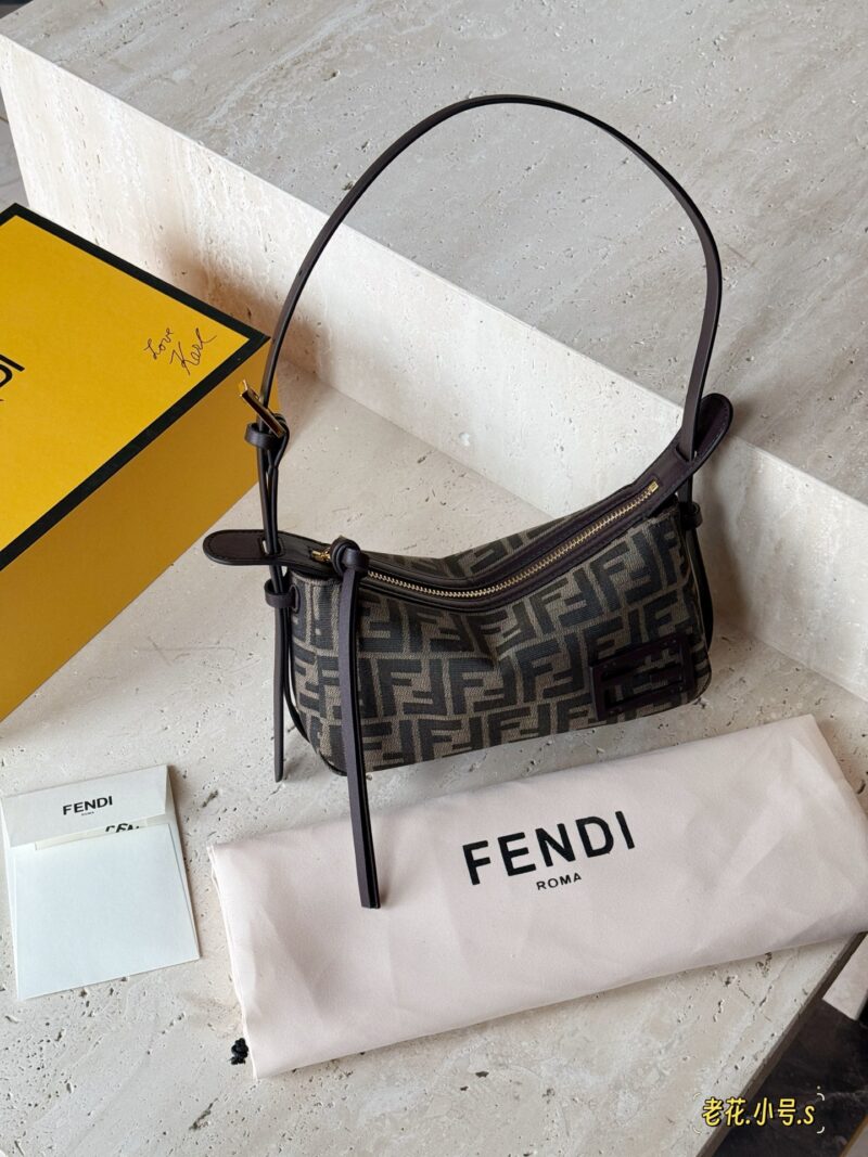235 box
Size: 22 * 12cm (small)
F Home Fendi's Latest Show Style Old Flower Underarm Bag
Simply give a sense of sophistication
Comes with a sophisticated sense of relaxation!
Be adaptable, that's really cool!