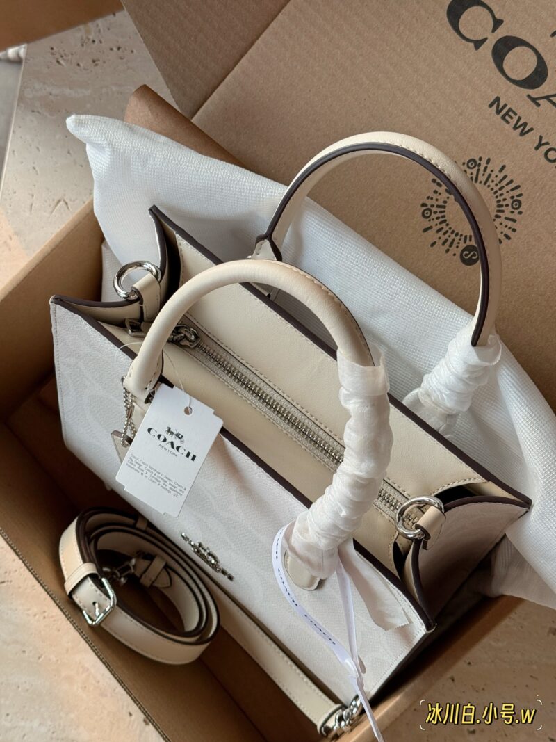 1c9610951a.jpg 265 box
size:25*19cm
Maggie's exquisite tote from C family
Old Flower Small Tote Bag Type
Handheld exquisite and versatile crossbody with elegant temperament!