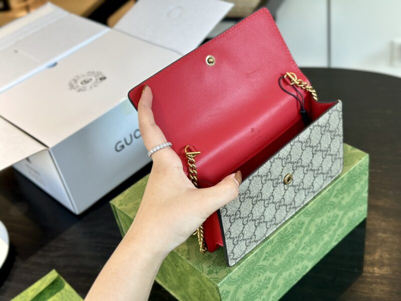 Comes with folding box airplane box
size：20*13cm
Small cherries that are particularly popular every year
GG Cherry Chain Bag
Cute and compact
Gucci Customized Edition!
