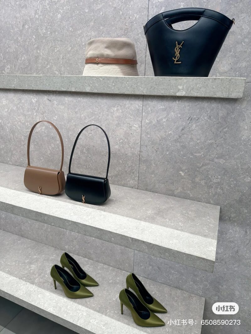 (YSL Mini Voltaire~Dreamtime Love Pack Getv)
Super Chic's Half Moon Underarm Bag at a Glance! The high-end minimalist style is very versatile! My favorite classic black gold pairing with yyds.