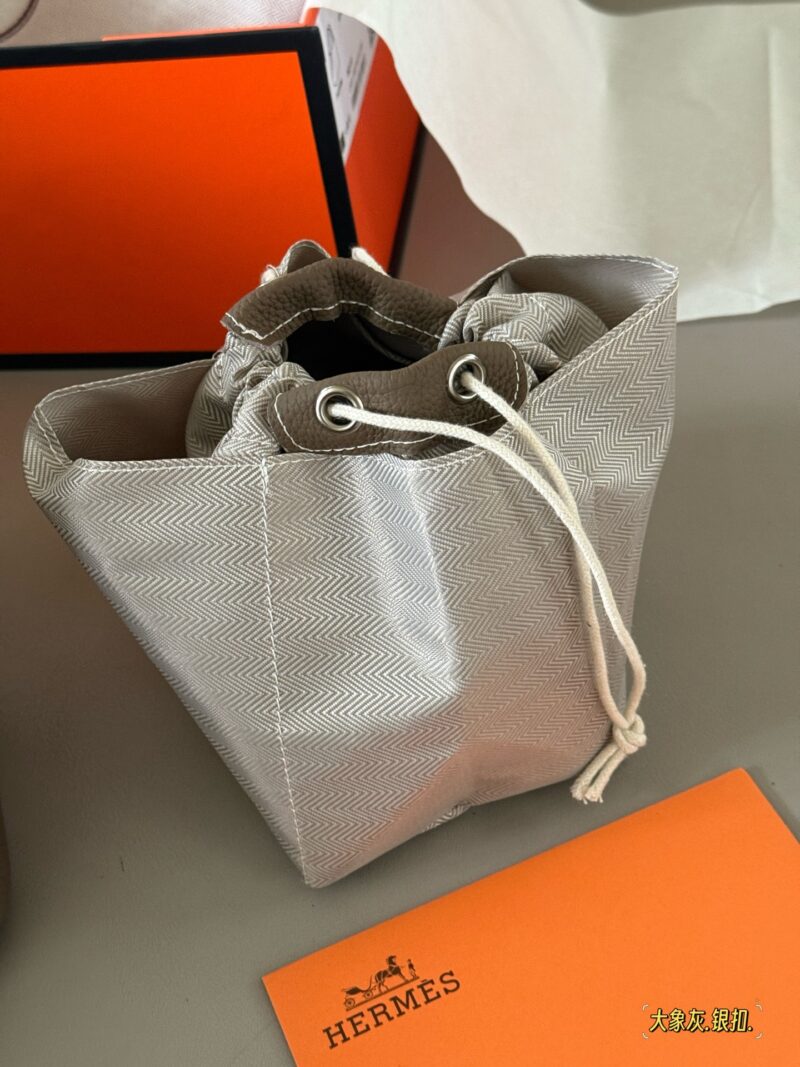 240 pairs folding box (silver buckle)
size：18*19cm
Basket of vegetables - gentle to the touch
H Family Vegetable Basket ???
Top layer TC cowhide/oil wax thread
?? Delivery scarves ?? Paired with a pony
?? The leather has a gr...