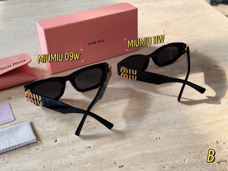 1cc5b40523.jpg 190 configuration packaging
Miu frames really cost 110000 yuan this year
The design of kitten eyes is very popular among internet celebrities and bloggers. It covers the face and makes it look smaller!
Wu Xin's same MIU sunglasses 09w are really amaz...