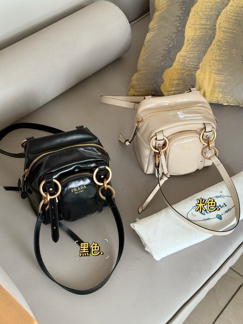 1cdb604240.jpg 235 box
size:15*15cm
Prad 25 Spring/Summer Collection's Showcase
Very unique,
The shape of the small square bag is cute and adorable!
Hold it in your hand like a small piece of tofu! No girl can refuse exquisite and cute items