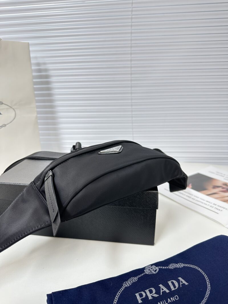 Comes with a gift box size of 2 5x 11 x 5 PRADA waist bag/chest bag model 2VL034. This waist bag design is not only practical but also enhances the overall design sense, making it easy to raise the body proportion. The bag can be worn as a chest bag ...