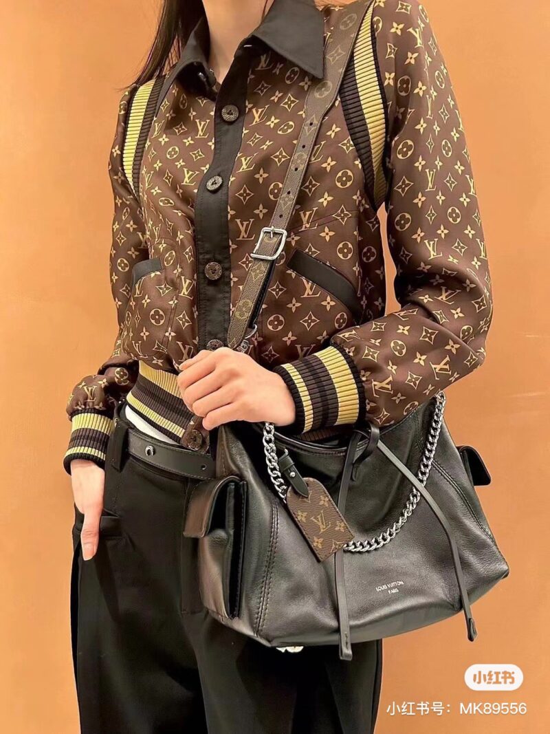 1ce6d69aa6.jpg Fashionable collection! Where is the Iv girl! Compared to the old flower Carryall
The all black series adds more casualness and freedom, exuding a sense of fashion whether worn on one shoulder or crossbody | V girl ecstatic