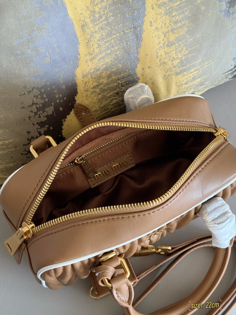 255 Upgraded Edition Box
size：22*11cm
New size of miumiu bowling ball ??
On the basis of the original bowling ball, white leather rolling edges have been added, giving it a more stylish look#
Summer colors~Comfortable
Can be carried by hand or ...