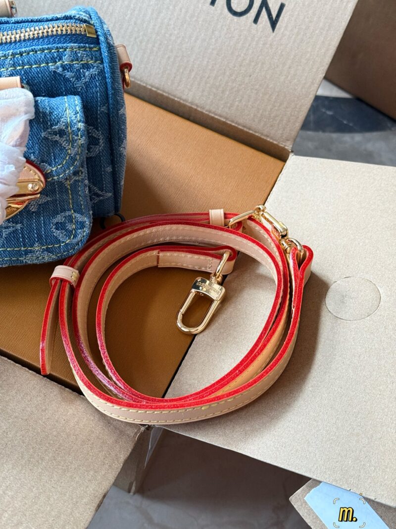1d33c42b14.jpg 300 boxes
size17*11cm
L's newly released denim Nano Speedy
Really cute
I feel younger than an old flower
It looks very mini, but it can hold a wallet, lipstick, phone, iPhone, car keys
Tested daily travel without any issues, OK