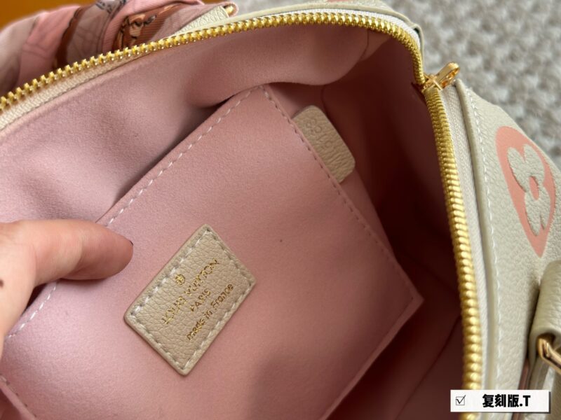 1d82e9e58a.jpg 250 new model (with box)
size:20*14cm
L Home SS23 Speedy 20
Experience the joy of cherry blossom powder together~
Carrying a small bag, I really love it, love it~
?? Cherry Blossom
Search: Lv nano