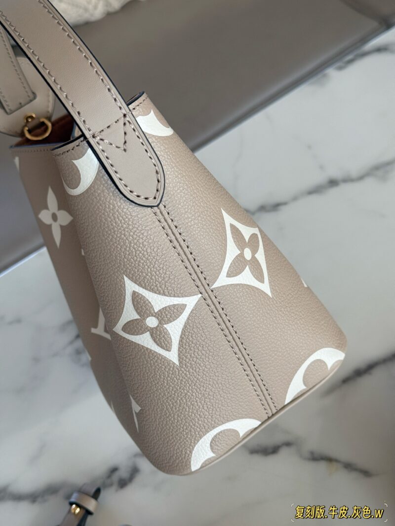 1d8ed67db7.jpg 410 head layer cowhide box
size:18*16cm
ALL IN BB Cowhide Heavy Attack
Who wouldn't be confused after reading this!
I didn't expect to like it more and more as I watched it
All in BB's stunning beauty
25ss bucket bag