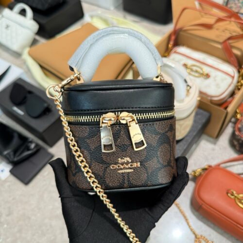 Actual delivery photo p245
Coach Coach's March New Product Ava Mini Waste Bag
#Coach has once again released a cute super small waste bag~Super O box bag, small body, big fashion, carrying attitude, carrying fashion.
Although the capacity is small, t...