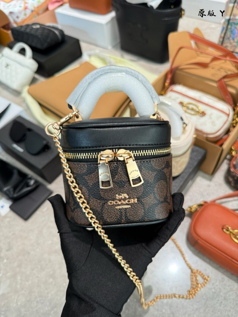 Actual delivery photo p245
Coach Coach's March New Product Ava Mini Waste Bag
#Coach has once again released a cute super small waste bag~Super O box bag, small body, big fashion, carrying attitude, carrying fashion.
Although the capacity is small, t...