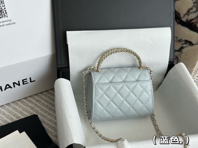 1db9700466.jpg 210 box
size:15*12cm
Xiaoxiang Family 23Kelly
This bag type is a whole love to live in
Can be carried by hand or slung diagonally
The caviar cowhide is too perfect!