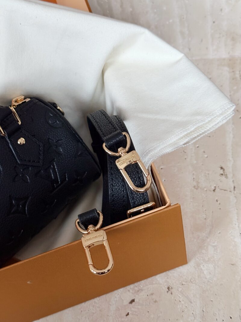 1dbc2cd9cb.jpg 205 box
Size: 16 * 10cm (mini)
L Home Speedy Nano
Experience the joy of Nano together~
Carrying a small bag, I really love it, love it~
Search: Lv nano