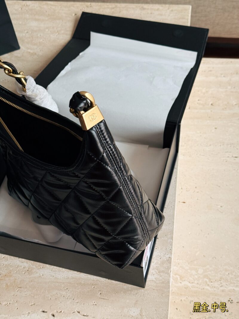 1dc161b860.jpg 235, 240, 245 with box oil wax skin
Size: 22 * 16cm (small)
26.5 * 17cm (medium)
30 * 23cm (large)
24Ahobo Xiaoxiang's home
Xiangxiang loves new styles recently
Hobo armpit bag exudes a strong atmosphere, who knows!! good-looking!