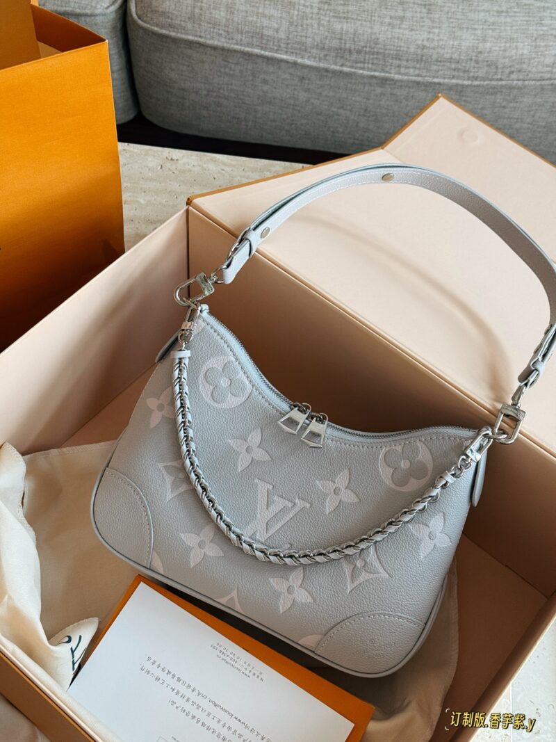 1dc26981a9.jpg 235 box high order version
size:29*16cm
L family taro purple horn bun
Under white light, it appears gray and warm. Under warm light, it leans towards purple and is very warm. Oil droplets are gray purple!! Too much love~
Two shoulder straps can be ...
