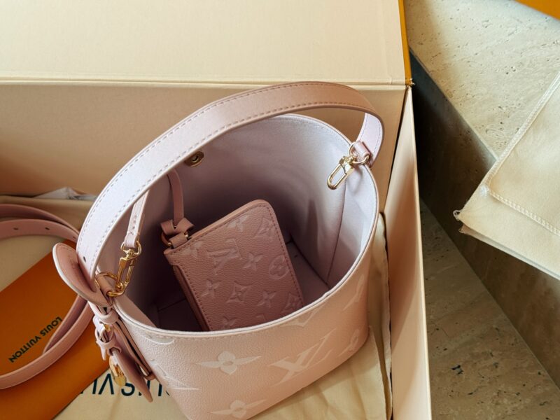1dc2773f3b.jpg 235 box
size:18*16cm
ALL IN BB Heavy Attack with New Colors|
Who wouldn't be confused after reading this!
I didn't expect to like it more and more as I watched it
There are two sizes of holes for L home AII IN BB
25ss bucket bag