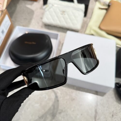 Actual delivery photo p215
The D family headband and sunglasses that fashionable bloggers wear!!
Kanda, who was in charge of sunglasses in ancient Greece
Recent new favorite - Dior headband sunglasses
Really roar, look at it
You can also take it off ...