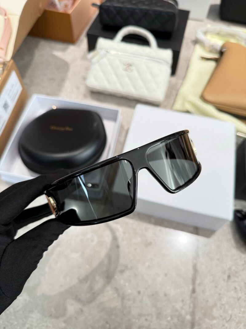 1dcc8d02d8.jpg Actual delivery photo p215
The D family headband and sunglasses that fashionable bloggers wear!!
Kanda, who was in charge of sunglasses in ancient Greece
Recent new favorite - Dior headband sunglasses
Really roar, look at it
You can also take it off ...