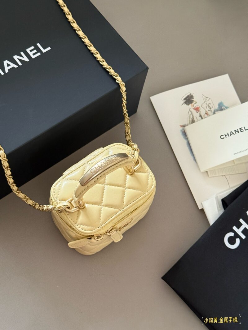 205 with packaging
size：11×8.5cm
Cute and lovely chicken yellow/very suitable for summer color matching~
Xiaoxiangjia's new product mouth red envelope/box package
Handheld makeup box
Opening it on the street can repair makeup
Close the shape that ...