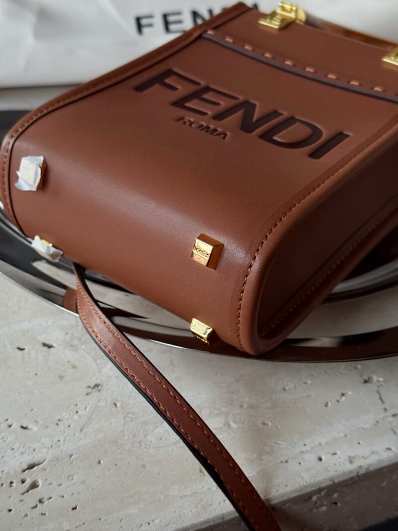 1df17f9492.jpg 225 boxes
size:13*18cm
Exquisite small bag
FENDI Super Hot F Home
sunshine mini tote~
A small and exquisite bag
Classic retro style, fashionable and durable!